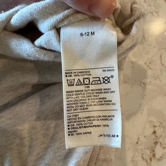 6-12M Old Navy - Gray 'Mom's My Favorite' Onesie - Picture 5 of 6